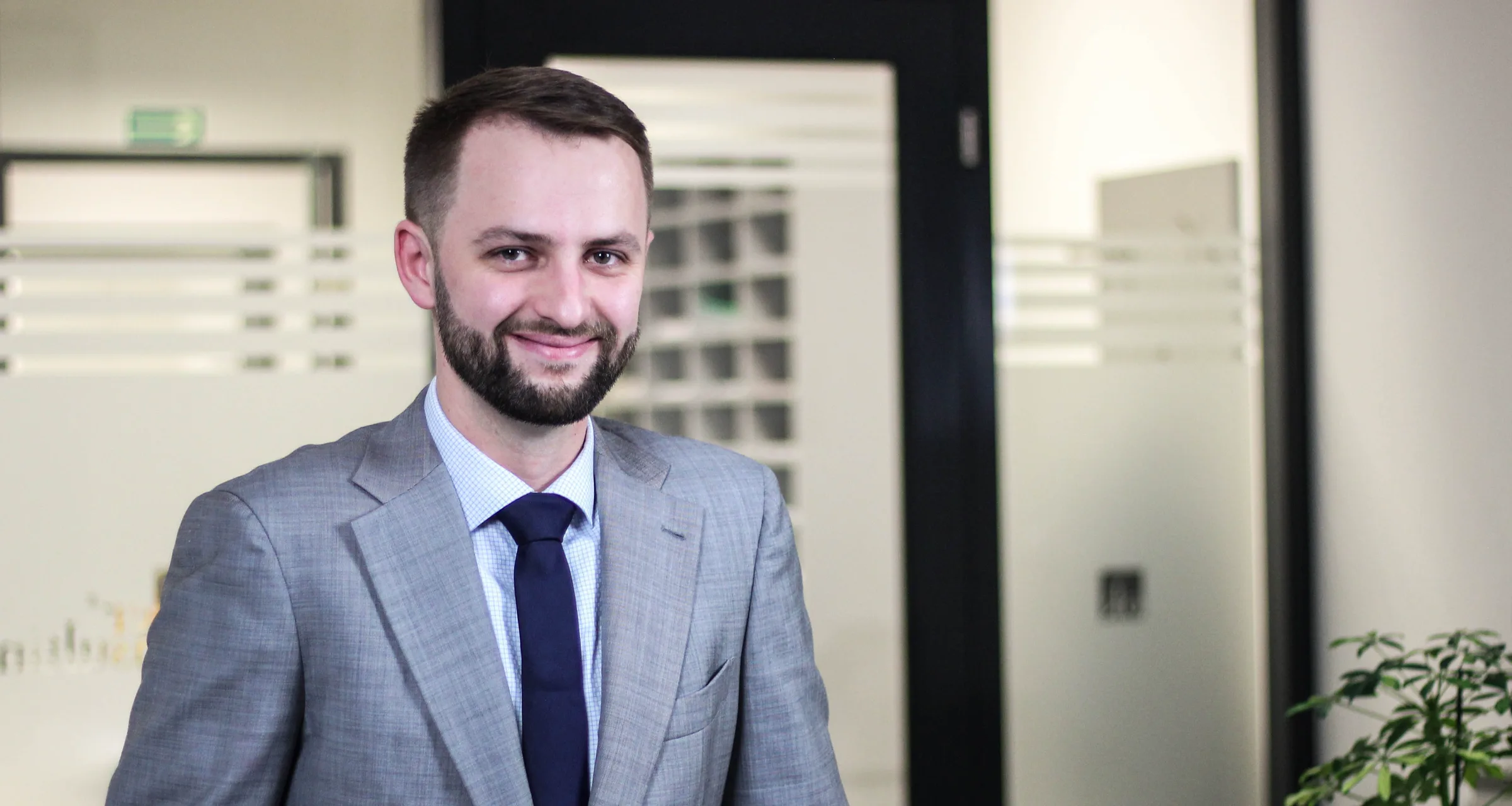 Michal Kotrba, regionální ředitel Broker Consulting, v pracovním prostředí.
